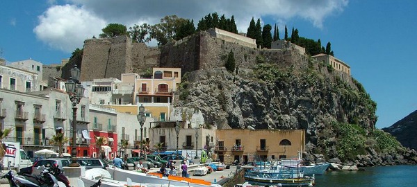 Piazza Marina Corta e rocca del Castello, Lipari