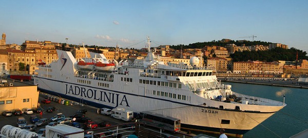 Traghetto Zadar nel porto di Ancona