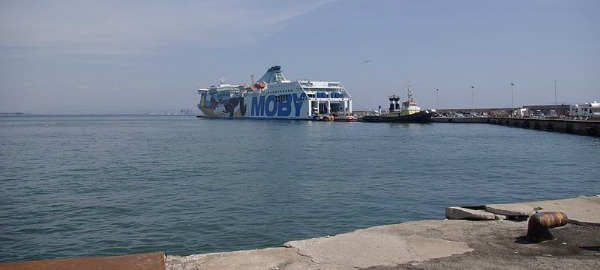 Nave Moby nel porto di Piombino